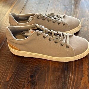 Men’s Tom’s travel light size 9.  NEW